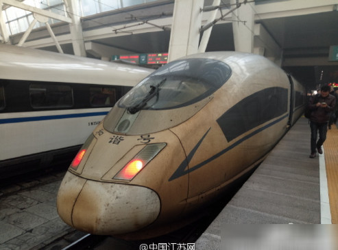 スモッグをくぐりぬけた中国の電車だよ.jpg