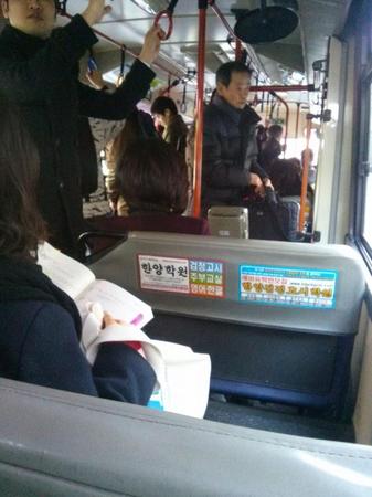 バス占領した韓国女たち6.jpg
