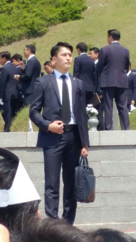 ムン大統領のボディガード2.jpg