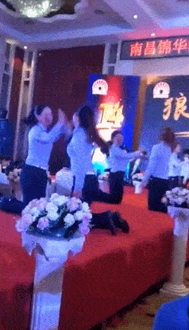 中国の会社の忘年会2.gif