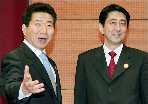 安倍総理、廬武鉉.jpg