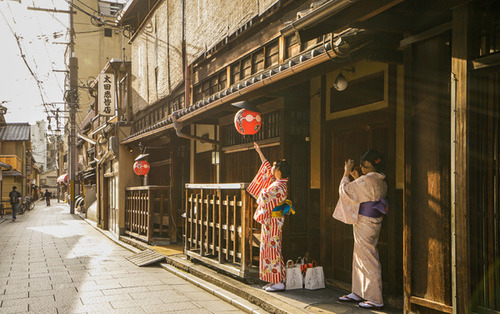 Lovepik_com-500660855-kimono-maiden-in-kyoto_.jpg