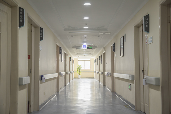 Lovepik_com-500988678-hospital-ward-corridor.jpg