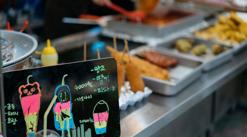Lovepik_com-500986307-traditional-market-snack-in-seoul-south-korea_wx.jpg